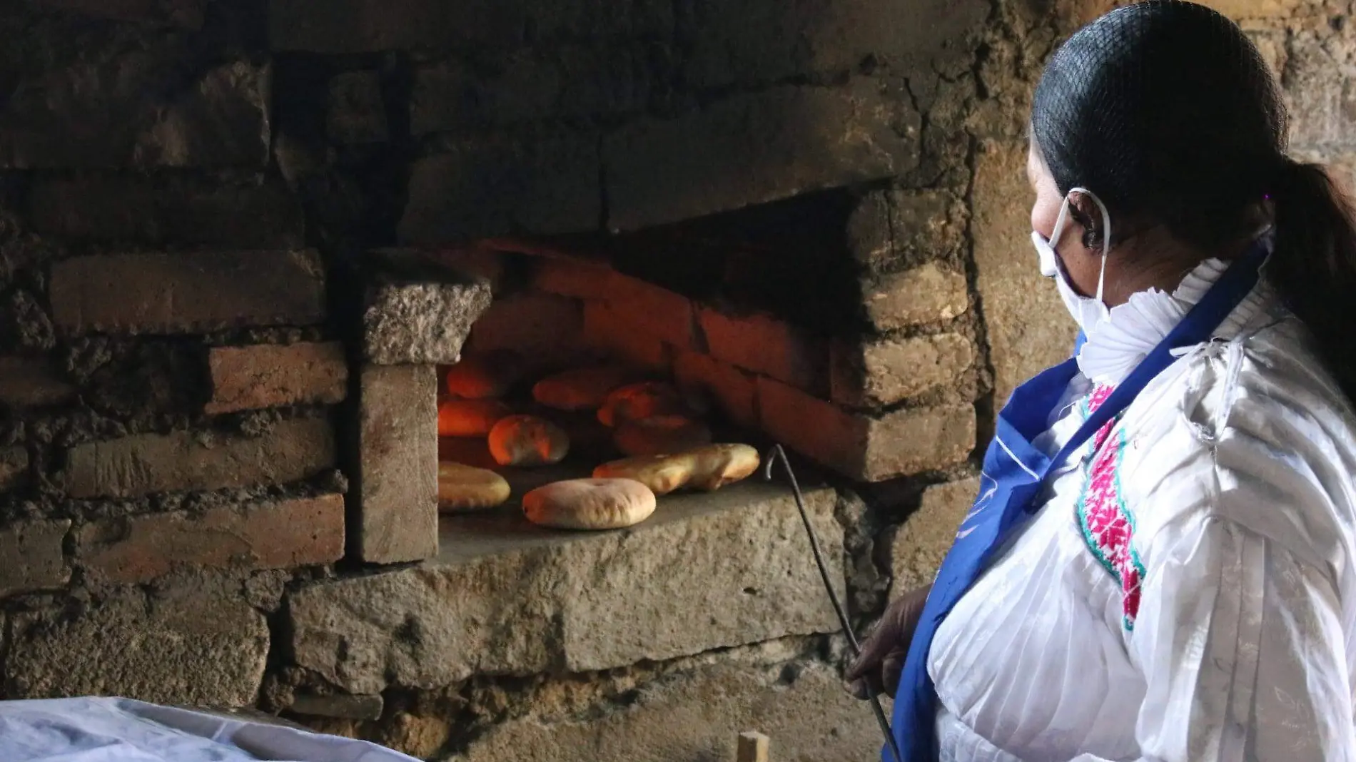 Pasó por los milenarios hornos de piedra donde se hace el pan de pulque.  Cortesía Turismo.